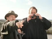 hr-fernsehen PFARRER BRAUN: DER SIEBTE TEMPEL, Spielfilm, Deutschland, Regie: Martin Gies. Dr. Teusch (Tilo Prückner, li.) und Pfarrer Braun (Ottfried Fischer) auf Vogelschau. hr-fernsehen PFARRER BRAUN: DER SIEBTE TEMPEL, Spielfilm, Deutschland, Regie: Martin Gies. Dr. Teusch (Tilo Prückner, li.) und Pfarrer Braun (Ottfried Fischer) auf Vogelschau.