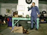 Gisela (Sabine Bach) ist Bernd Beck (Thorsten Nindel) bei der Reparatur behilflich und bekommt an einem defekten Kabel einen heftigen Stromschlag. Sie wird in die Sachsenklinik gebracht.