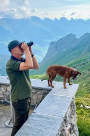 Toggenburger Wildhüter Urs Büchler mit seiner Bayerischen Gebirgsschweißhündin Luna Toggenburger Wildhüter Urs Büchler mit seiner Bayerischen Gebirgsschweißhündin Luna