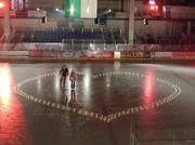 MDR Fernsehen IN ALLER FREUNDSCHAFT FOLGE 265, "Eine Flamme im Wind", am Dienstag um 11:40 Uhr. Andreas Biebert (Constantin von Jascheroff) &uuml;berrascht Saskia Bannach (Josefine Preu&szlig;) mit einer romantischen Nacht auf der Eisbahn.