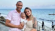 Joshua Schmidli mit seiner Verlobten Vera Leibundgut und ihrem Baby Jaivyn Charo am Strand von Mombasa, Kenia