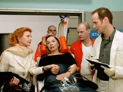 MDR Fernsehen IN ALLER FREUNDSCHAFT FOLGE 267, "Im Labyrinth der Gef&uuml;hle", am Donnerstag um 11:40 Uhr. Ingrids (Jutta Kammann) Jugendfreundin Uta Dorn (Monika Peitsch) wird mit dem Verdacht auf Herzinfarkt in die Sachsenklinik eingeliefert. Dr Kreutzer (Johannes Steck, re.) &uuml;bernimmt die Patientin in der Notaufnahme.