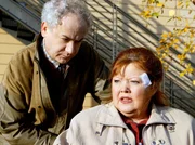 MDR Fernsehen IN ALLER FREUNDSCHAFT FOLGE 261, "Rosenkrieg", am Mittwoch um 11:40 Uhr. Ottmar Wolf (Tom Pauls) &uuml;berredet Hilde (Franziska Troegner) zur Operation.