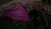 Schlafen bei Minusgraden: Reporter Marcus Worschech &uuml;bernachtet im Winterbiwak unter freiem Himmel.