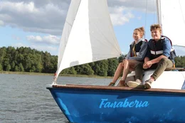Felka (Mia Goti) und Olek (Jakub Janota-Bzowski) schlie&szlig;en schnell Freundschaft.