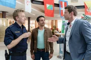 Polizeihauptmeister Mohr (Max Müller, l.) gibt den Kommissaren Kaya (Baran Hêvî, M.) und Hansen (Igor Jeftić, r.) am Tatort erste Informationen zum aktuellen Mordfall. Polizeihauptmeister Mohr (Max Müller, l.) gibt den Kommissaren Kaya (Baran Hêvî, M.) und Hansen (Igor Jeftić, r.) am Tatort erste Informationen zum aktuellen Mordfall.