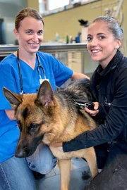 L-r: Tierärztin Nicole Wagmann und Lea Scheidegger L-r: Tierärztin Nicole Wagmann und Lea Scheidegger