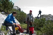 Tom Hechtel (Aaron Karl, l.) und Maik Zorn (Martin Baden, M.) sind gemeinsam mit Bergf&uuml;hrer Jonas Grebe (Adrian Spielbauer, r.) auf einer gef&auml;hrlichen Bergtour. W&auml;hrend es Maik nicht schnell genug gehen kann, ist der unerfahrene Tom schnell am Ende seiner Kr&auml;fte.