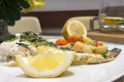 Für das traditionelle Fischgericht Bianco wird zunächst das Gemüse mit Knoblauch angedünstet, dann Kabeljau und Zitrone hinzugefügt und zum Schluss mit Petersilie und Zitronensaft abgeschmeckt. Für das traditionelle Fischgericht Bianco wird zunächst das Gemüse mit Knoblauch angedünstet, dann Kabeljau und Zitrone hinzugefügt und zum Schluss mit Petersilie und Zitronensaft abgeschmeckt.