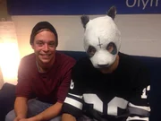 Von links: Checker Tobi Backstage mit Star-Rapper Cro. Von links: Checker Tobi Backstage mit Star-Rapper Cro.