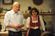 Rosi und Joseph unterhalten sich mit Annalena &uuml;ber die schwierige Situation zwischen Hubert und Uschi. Von links: Joseph Brunner (Wilhelm Manske) und Rosi Brunner (Brigitte Walbrun).