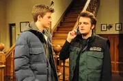 Patrick will Flori um Hilfe bei der Reparatur des gerissenen Sessels bitten. Von links: Patrick Westenrieder (Lucas Bauer) und Florian Brunner (Tommy Schwimmer).
