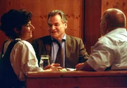 Die Trickdiebin Helga Koslowski (Monika Baumgartner, l.) becirct im Gasthaus W&ouml;ller (Fritz Wepper, M.) und Baul&ouml;we Huber (Wolfgang M&uuml;ller, r.) schaut zu.