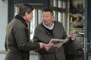 Bamberger gibt sich nicht mit dem gebrauchten Exemplar zufrieden, das ihm Alois notgedrungen andrehen will. Von links: Roland Bamberger (Horst Kummeth) und Alois Preissinger (Erich Hallhuber).