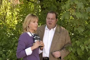 Nadine (Katharina Abt, l.) und Benno (Ottfried Fischer, r.) machen eine sehr interessante Beobachtung ... Nadine (Katharina Abt, l.) und Benno (Ottfried Fischer, r.) machen eine sehr interessante Beobachtung ...