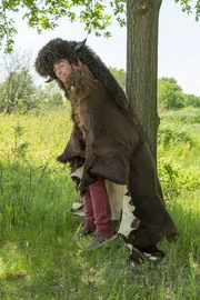 Fritz Fuchs (Guido Hammesfahr), getarnt als Wisent. Nach Art der Indianer m&ouml;chte er ein ausgebrochenes Urtier wieder anlocken.