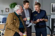 Polizeihauptmeister Mohr (Max M&uuml;ller, r.) informiert die Kommissare Stadler (Dieter Fischer, l.) und Hansen (Igor Jefti , M.) &uuml;ber die neuen Rechercheergebnisse.