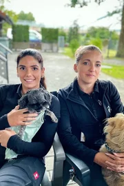 L-R: Echte Tierhelden Amira Binggeli und Lea Scheidegger