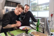 Souschef Raphael Seyrl und K&uuml;chenchef und Patron Hermann Grabner vom &bdquo;Gelben Krokodil&ldquo; in Linz.