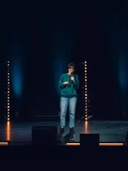 Soloprogramm "Taxi" von Eva Karl-Faltermeier. Kabarettistin Eva Karl Faltermeier erz&auml;hlt von seltsamen Erlebnissen im Taxi. Manchmal ist es im Leben nicht so einfach, den eigenen Standpunkt festzumachen. Weder emotional noch politisch oder geografisch. Eine am&uuml;sante Fahrt durch die Irrungen des Lebens.