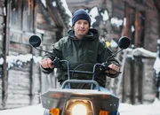 Der Zimmermann und Brunnenmeister Andreas Zimmermann leidet an einer seltenen Erbkrankheit: Diese schl&auml;gt auf das Sehen und H&ouml;ren, darum f&auml;hrt er im Dorf nur mit seinem Elektromobil herum.