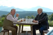 Wenn es wirklich darauf ankommt, begraben die alten Freunde Franz Marthaler (Heinz Marecek, l.) und Peter Herbrechter (Michael K&ouml;nig, r.) ihre Fehde und sind f&uuml;reinander da.