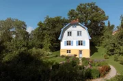 Das Münter-Haus in Murnau am Staffelsee zieht Menschen aus aller Welt in seinen Bann: Hier lebte die Malerin Gabriele Münter gemeinsam mit ihrem Geliebten Wassily Kandinsky bis zum Ersten Weltkrieg. Das Münter-Haus in Murnau am Staffelsee zieht Menschen aus aller Welt in seinen Bann: Hier lebte die Malerin Gabriele Münter gemeinsam mit ihrem Geliebten Wassily Kandinsky bis zum Ersten Weltkrieg.