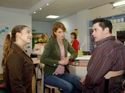 Arzu Ritter (Arzu Bazman, li.) &uuml;berrascht Philipp Brentano (Thomas Koch) und Nina Bolte (Ann-Cathrin Sudhoff,re.).