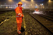 Mona mittendrin Pulsierender HB Z&uuml;rich &ndash; Rund um den gr&ouml;ssten Bahnhof der Schweiz Auf dem Gleisfeld vor dem HB Z&uuml;rich: Mona Vetsch beobachtet die Instandhaltung der Schienen.
