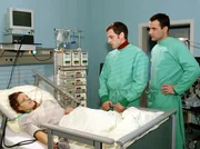 MDR Fernsehen IN ALLER FREUNDSCHAFT FOLGE 260, "Unter Br&uuml;dern", Judith Huths (Lulu Grimm) Niere musste bei der OP entfernt werden. Rick Huth (Marc Richter, mi.) und Benny Huth (Steffen Bielig, re.) besuchen sie nach der OP.