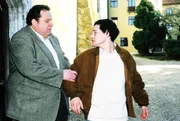 Internats-Schüler Julian (Steffen Wink, re.) verweigert jegliche Zusammenarbeit mit Kommissar Benno Berghammer (Ottfried Fischer). Julian war der Ex-Freund der ermordeten Anna. Internats-Schüler Julian (Steffen Wink, re.) verweigert jegliche Zusammenarbeit mit Kommissar Benno Berghammer (Ottfried Fischer). Julian war der Ex-Freund der ermordeten Anna.