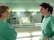 Dr. Elena Eichhorn hat auf den Röntgenbildern einen Schatten gefunden, den Dr. Kathrin Globisch scheinbar übersehen hat. Dr. Elena Eichhorn hat auf den Röntgenbildern einen Schatten gefunden, den Dr. Kathrin Globisch scheinbar übersehen hat.