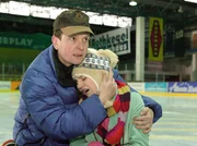 MDR Fernsehen IN ALLER FREUNDSCHAFT FOLGE 265, "Eine Flamme im Wind", am Dienstag (19.03.13) um 11:40 Uhr. Ralf Bannach (Thomas Rudnick) ist voller Sorge um seine lungenkrebskranke Tochter Saskia Bannach (Josefine Preu&szlig;).