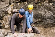Tom (Aaron Karl, r.) und Maik (Martin Baden, l.) sind entsetzt: Vor ihren Augen ist Bergf&uuml;hrer Jonas in die Tiefe gest&uuml;rzt!