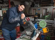 Andreas Zimmermann in der Werkstatt des Familienbetriebes: (Thomas Andenmatten)