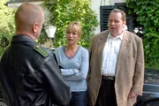 Polizist Schmidt (Norbert Mahler, l.) berichtet Benno (Ottfried Fischer, r.) und Nadine (Katharina Abt, M.) über die ersten Ermittlungsergebnisse. Der Tote im Brunnen heißt Hans Kaminsky und war von Beruf Zauberer ... Polizist Schmidt (Norbert Mahler, l.) berichtet Benno (Ottfried Fischer, r.) und Nadine (Katharina Abt, M.) über die ersten Ermittlungsergebnisse. Der Tote im Brunnen heißt Hans Kaminsky und war von Beruf Zauberer ...