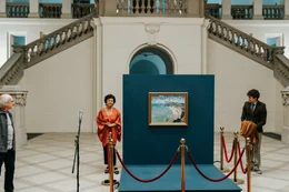 Julkas Tante Maria (Joanna Szczepkowska) und der Museumsmitarbeiter Karol (Tomasz Ziętek) er&ouml;ffnen eine Ausstellung.