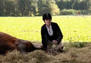 Elena (Jana Klinge) ist geschockt, da ihr Lieblingspferd sich nach einem Sturz das Bein gebrochen hat.