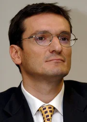 SRF bi de L&uuml;t Unser Dorf Folge 1 Therese Vomsattel und Martha Zimmermann: Zuhause in der Stube bei Therese Vomsattel (l). Martha Zimmermann wohnt in der Wohnung gleich untendran.