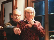 Ornithologe Dr. Teusch (Tilo Prückner) zeigt Gemeindeschwester Edeltraud (Karin Rasenack) ausnahmsweise mal keine Vögel. Ornithologe Dr. Teusch (Tilo Prückner) zeigt Gemeindeschwester Edeltraud (Karin Rasenack) ausnahmsweise mal keine Vögel.