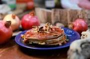 Zum Frühstück gibt es Pancakes mit Granatapfelkernen und Walnüssen von der Insel. Dazu: kretischer Karobsirup Zum Frühstück gibt es Pancakes mit Granatapfelkernen und Walnüssen von der Insel. Dazu: kretischer Karobsirup
