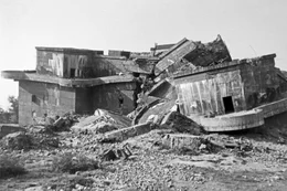 Berlin: Der geborstene Bunker in Berlin Friedrichshain, Deutschland 1946. Burst air raid shelter at Berlin Friedrichshain, Germany 1946., Berlin Berlin Deutschland Copyright: ErichxAndres UnitedArchives6201089