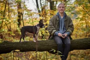 Noah (Philip Rüger) versucht beim Spaziergang mit Hund Freddy seine Gedanken zu sortieren. Noah (Philip Rüger) versucht beim Spaziergang mit Hund Freddy seine Gedanken zu sortieren.