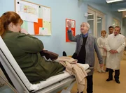 Die gesamte Belegschaft darf Zeuge werden des noch immer w&auml;hrenden &bdquo;Krieges&ldquo; zwischen den einstigen Eheleuten. v.l.: Hilde Wolf (Franziska Troegner), Ottmar Wolf (Tom Pauls), Dr. Kathrin Globisch (Andrea Kathrin Loewig), Dr. Roland Heilmann (Thomas R&uuml;hmann), Prof. Gernot Simoni (Dieter Bellmann)