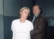 Kommissar Kehler (Wolfgang Bathke) hat noch ein paar wichtige Fragen an die Ober&auml;rztin der Nervenklinik, Hannelore Honsberg (Eleonore Weisgerber).