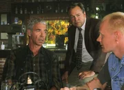 Kriminalhauptkommissar Stefan Kehler (Wolfgang Bathke, M.) will von dem Bauern Streese (Wolf Roth, l.) wissen, wieso er sich weigert, sein Blut testen zu lassen. Ist er der M&ouml;rder? (re. Komparse)