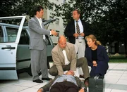 Am Tatort: Kommissar Bongartz (Max Gertsch, l.), der Gerichtsmediziner (Klaus Schindler, 2.v.l.), Kommissar Kehler (Wolfgang Bathke) und Staatsanw&auml;ltin Glaser (Britta Schmeling).