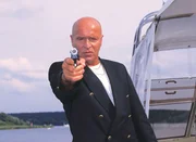 Der Waffenschieber Lutz Gerlach (Wilfried Baasner) versucht sich gegen seine Verhaftung zu wehren.