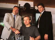 Kriminalhauptkommissar Stefan Kehler (Wolfgang Bathke, li.) und Kriminalkommissar Peter Wolniak (Uwe Fellensiek, re.) verhaften Bernd Martens (Horst Kotterba). Hat er seine kleine Tochter umgebracht?