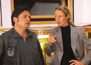 Staatsanwältin Glaser (Britta Schmeling) will von dem Fallschirmsprung-Trainer Keil (Jockel Tschiersch) wissen, warum sich der Fallschirm von Kiebel nicht geöffnet hat. Staatsanwältin Glaser (Britta Schmeling) will von dem Fallschirmsprung-Trainer Keil (Jockel Tschiersch) wissen, warum sich der Fallschirm von Kiebel nicht geöffnet hat.